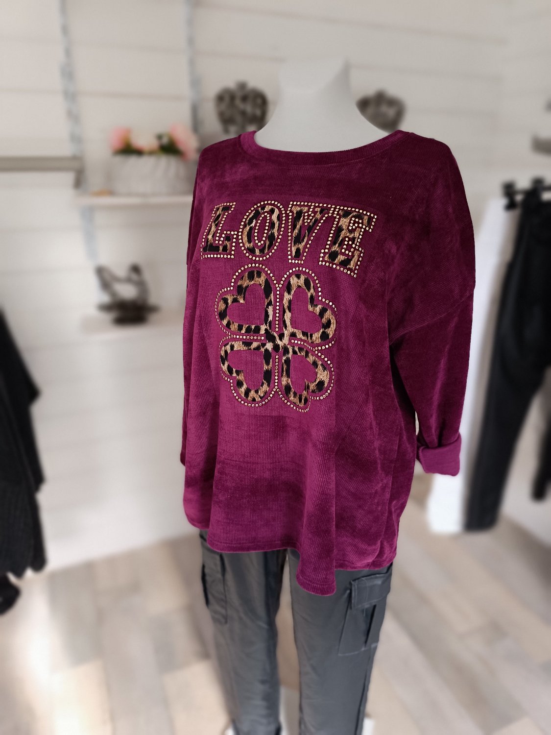 Sweatshirt Farbe Beere, Feincord mit Leodruck Love