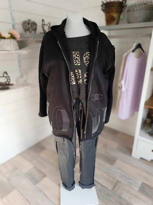 Damen Sweatjacke Schwarz. Strassapplikation Love. Tragbar bis Größe 46/48.