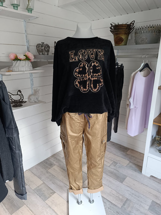 Sweatshirt Feincord  in Farbe Schwarz. Leo Print Love und Kleeblatt. Strasssteinchen