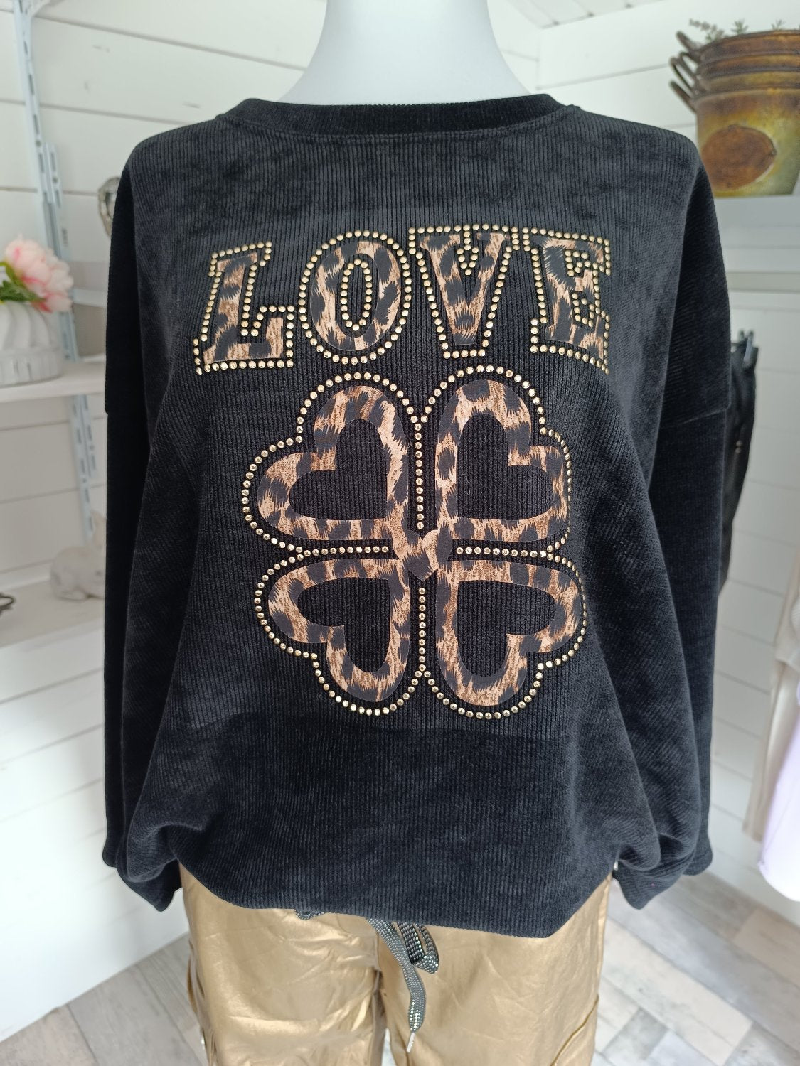 Feincord Damen Sweatshirt Farbe Schwarz. Leo Druck Love und Kleeblatt. Verziert mit Strasssteinchen.